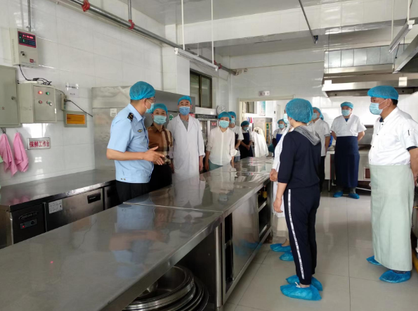 甘州区市场监管局南街市场监管所开展校园食品安全质量提升季专项行动——聚焦食品烹饪加工环节