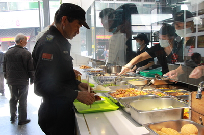 “长者食堂”再升级 菜好量足还实惠，食品烹饪加工全透明